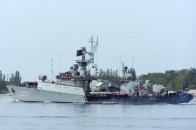 Російські окупанти обкидають український корвет вибухівкою