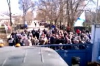 Кримські «тітушки» штурмують військову частину
