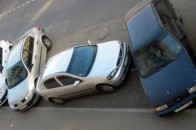 Стихійні парковки у луцьких дворах заважають проїзду візочників