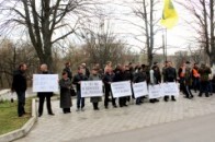 На Волині комунальники та Самооборона пікетують суд
