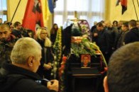 Яроша на похоронах Музичка охороняють люди з автоматами