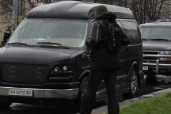 «Правий сектор» повернув вкрадений в Януковича автомобіль. ВІДЕО