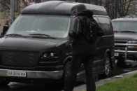 «Правий сектор» повернув вкрадений в Януковича автомобіль. ВІДЕО