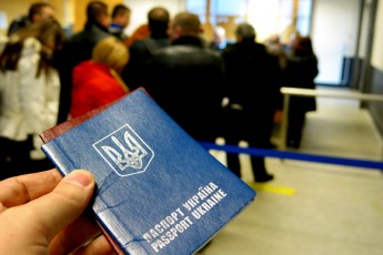 За закордонний паспорт на Волині й далі незаконно стягують гроші