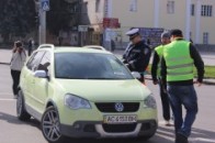 У Луцьку даішники та Самооборона роздавали цукерки слухняним водіям