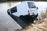 На Волині мікроавтобус з'їхав у річку: троє загинуло
