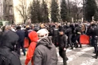 У Харкові кривава сутичка: у людей розбиті голови НАЖИВО