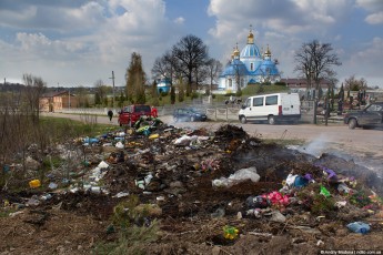 На Волині під стінами древнього монастиря - смітник