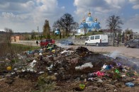 На Волині біля монастиря влаштували сміттєзвалище