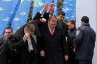 Добкіна закидали яйцями виборці