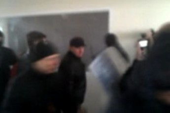 У Горлівці сепаратисти захопили міліцейський відділок: лунають постріли та вибухи. НАЖИВО