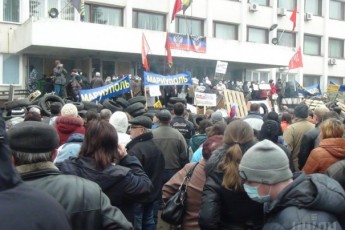 У Маріуполі сепаратисти захопили міськраду та побудували барикади з шин