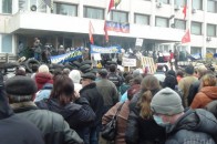 У Маріуполі сепаратисти захопили міськраду та побудували барикади з шин