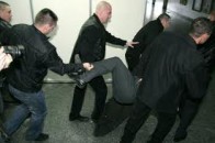 Троє агресивних чоловіків у під’їзді криваво побили лучанина
