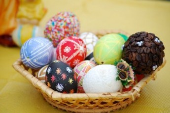 У Луцьку дерево «розквітло» писанками