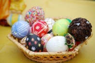 У Луцьку дерево «розквітло» писанками