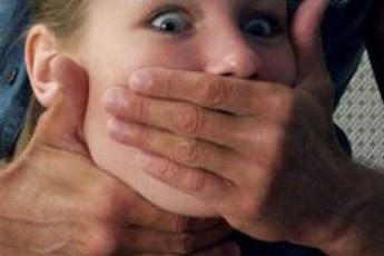 У Луцьку п’яний чоловік побив та намагався зґвалтувати жінку