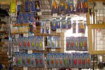 На Волині двоє неповнолітніх братів обчистили рибацький магазин