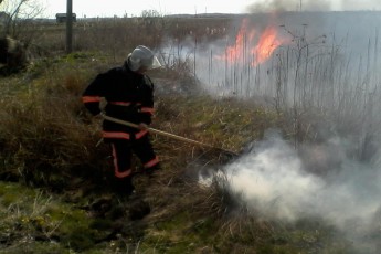 Волинські рятувальники застерігають від спалювання сухої трави та рослинності