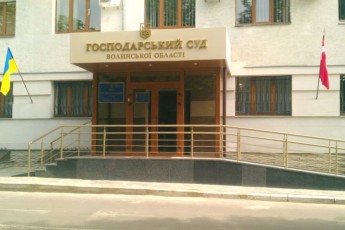 На Волині жінка торгує на самовільно зайнятій землі, щоб зібрати гроші на лікування внука