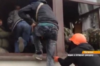 Як сепаратисти з риками «Росія, Росія» бігали по Луганській ОДА. ВІДЕО