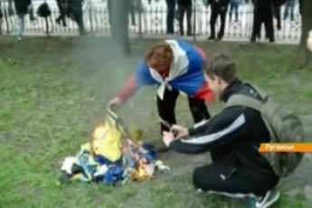 Луганськ «під контролем» сепаратистів: містом ходять бойовики, палять українські прапори та стріляють в адвокатів. ВІДЕО