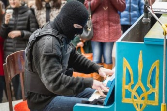 У Луцьку на підтримку миру в Україні зіграє вуличний піаніст-екстреміст ВІДЕО