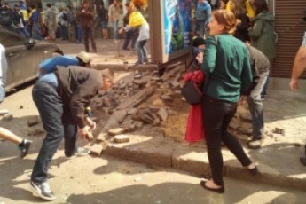 «Тітушки» напали на мирний марш в Одесі: один чоловік застрелений, в центрі міста лежать поранені ВІДЕО