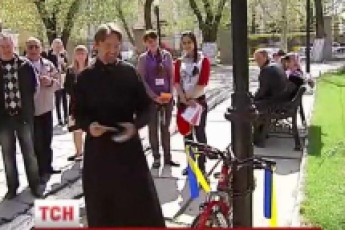 Херсонці підняли українські стяги на оселях, готелях, човнах і велосипедах ВІДЕО