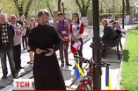 Херсонці підняли українські стяги на оселях, готелях, човнах і велосипедах ВІДЕО