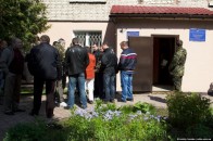 Самооборона Волині з рейдом навідалась в міграційну службу ВІДЕО