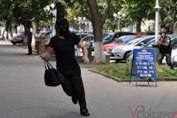 На Волині спритник запросив пенсіонера на «сто грамів» і пограбував його