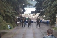 У центрі Маріуполя стрілянина: батальйон відбив у сепаратистів міську раду ВІДЕО