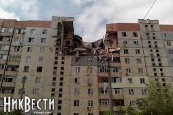 Під завалами будинку у Миколаєві залишаються живі люди ВІДЕО