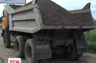 Як невідомі крали чорнозем, фасували у пакетики і продавали за кордон ВІДЕО