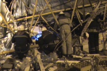 Вітер повалив будівельний кран у Харкові, загинула жінка ВІДЕО