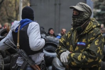 Мешканці Донбасу через бої ночують у підвалах, а вдень прибирають осколки від снарядів