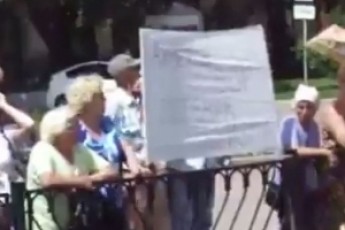 Прибічники терористів закидали мирних донеччан камінням ВІДЕО