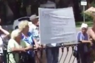 Прибічники терористів закидали мирних донеччан камінням ВІДЕО