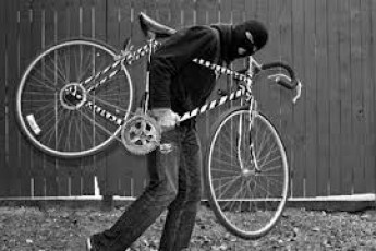 Біля торгового комплексу в Луцьку вкрали велосипед