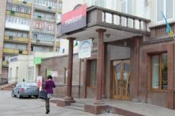У Луцьку через нічні розбірки Палац культури залишився без дверей