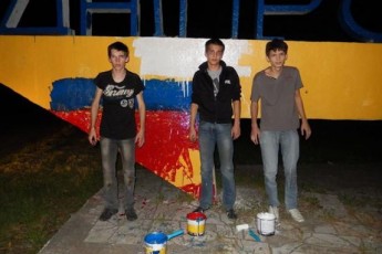 Як  «сепаратисти-початківці» фарбували жовто-блакитний  «Дніпропетровськ» у кольори російського прапору ВІДЕО