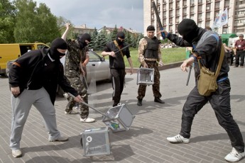 Донецьк: мітинг ДНР і розгром урн для голосування