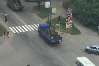 Колона автомобілів з бойовиками вільно йде через центр Донецька ВІДЕО