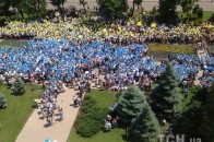 Дніпропетровські школярі зробили рекордний прапор України з повітряних кульок ВІДЕО
