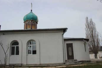Озброєні козаки розтрощили храм УПЦ КП в Криму: постраждало дві жінки ВІДЕО