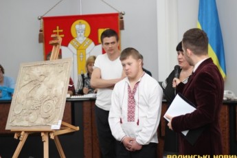 У Луцьку продавали картини «дітей сонця»