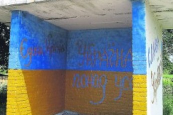 Волинські фельдшерки патріотично розмалювали зупинку