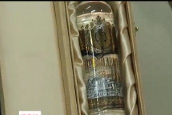 У Межигір'ї показали спиртні трофеї Януковича