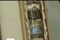 У Межигір'ї показали спиртні трофеї Януковича